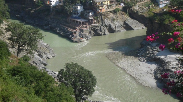 Devprayag Sangam - on the right is Alaknanda and on the left is Bhagirathi 